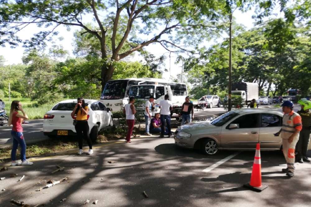 ¿Hasta cuándo? Otra rama de un árbol ocasionó un accidente en la vía a Cereté