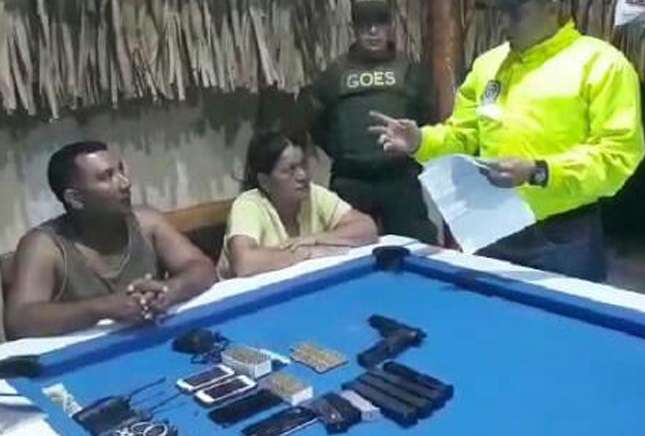 Capturan a pareja de venezolanos con material bélico