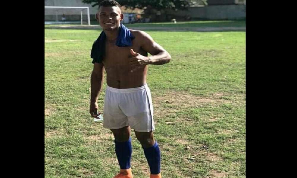 Bala perdida mató a joven futbolista que salió a ver un atraco