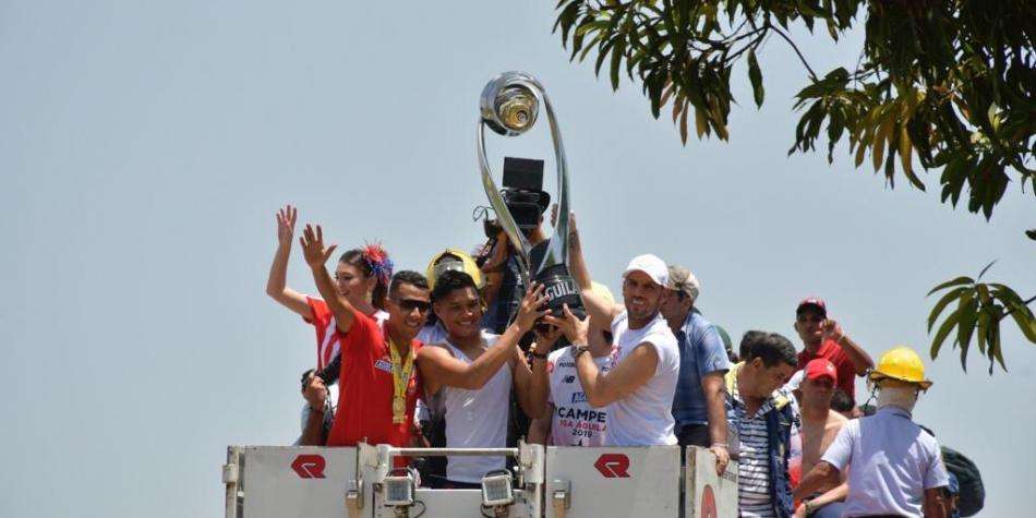 Con todo un carnaval, así recibió Barranquilla al bicampeón de Colombia