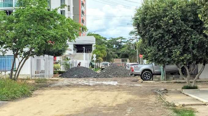 Alcalde no responde: con pilas de balasto, comunidad cerró vía deteriorada en el norte de Montería