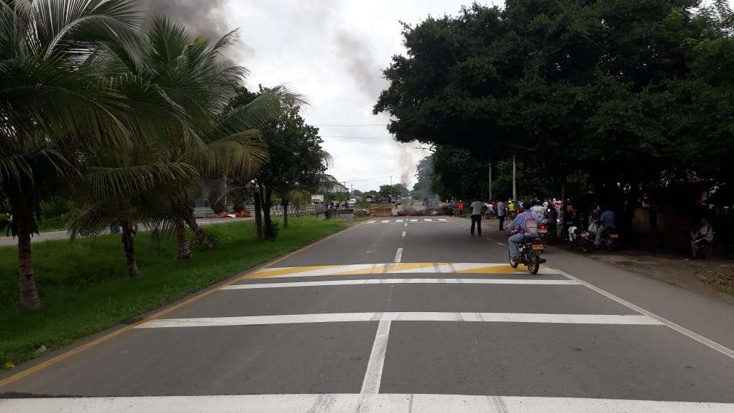 Comunidad bloquea la vía Ciénaga De Oro – Montería por falta de reductores de velocidad