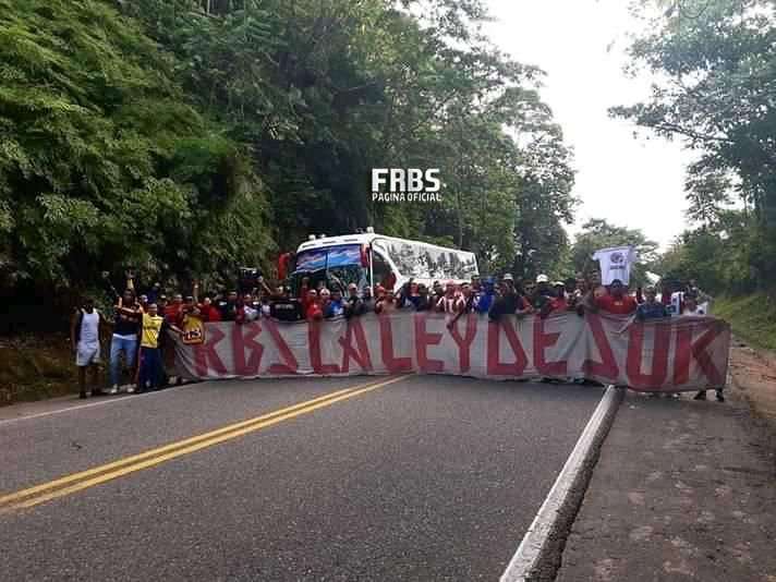 Polémica porque Alcalde de Barranquilla dispuso buses para que barra brava de Junior viaje a Bogotá a la final