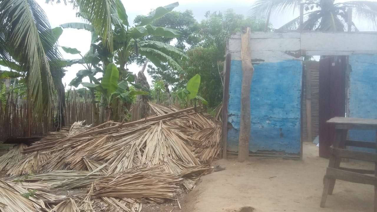 ¡Necesitan tu ayuda! A pareja de ancianos se les cayó la casa en San Pelayo y no tienen ‘un peso’ para levantarla