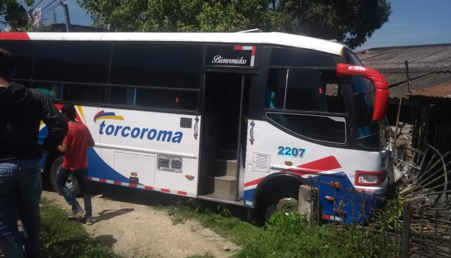 Bus se salió de la vía y chocó contra una casa en el barrio Sinaí