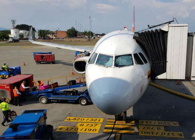 Escalofriante, hallan cadáver de un hombre en el baño de un avión en Cali