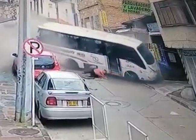 ¡Qué susto! En video, hombre se salvó de morir arrollado por un bus