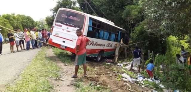 Bus intermunicipal se salió de la carretera en Purísima