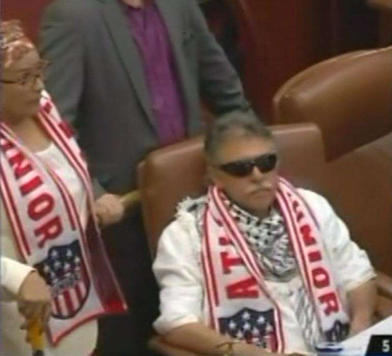 El exjefe guerrillero ‘Jesús Santrich’ generó polémica tras asistir al Congreso con bufanda del Junior