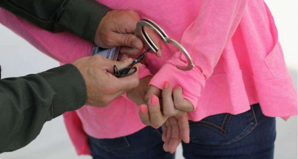 Envían a la cárcel a niñera que se tomó fotos desnuda con niño de 3 años