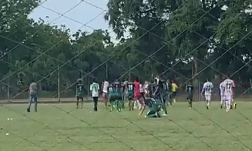 Qué vergüenza: jugadores, técnicos y padres de familia de un club monteriano agredieron a los árbitros en pleno partido