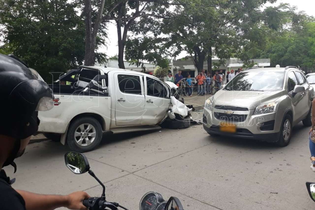 Camioneta chocó contra un poste en el sur de la ciudad de Montería