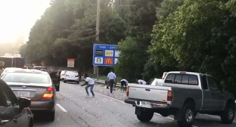 [Video] Increíble, se abrió puerta de carro de valores y llovieron dólares en la carretera