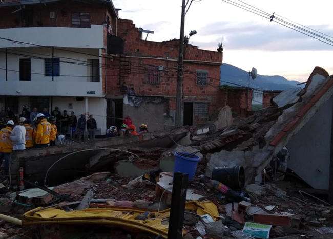 Se desplomó un edificio residencial en Medellín y dejó tres personas muertas