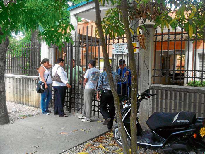 Vecinos a la sede de Medicina Legal en Montería denuncian que no aguantan el olor a «podrido» que emanan los cadáveres