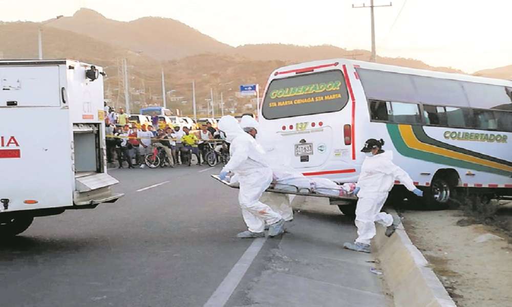 De película, sicarios asesinaron a dos personas que viajaban en un bus