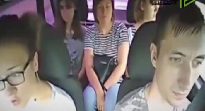 En video, las bajó del taxi porque olían a feo