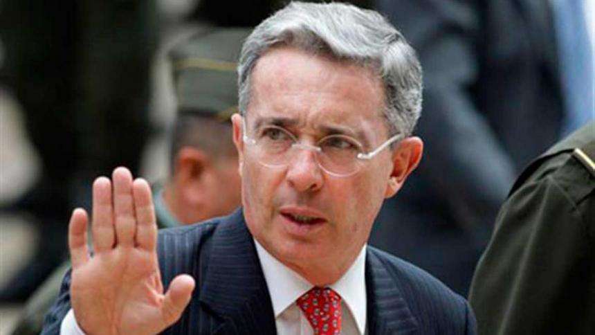 En la madrugada, Uribe hace lo que le da la gana en mi casa: el senador se ha convertido en el tormento de una mujer que tiene pesadillas con él