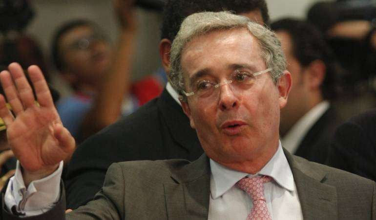 Senador Uribe propone que pago de indemnización a víctimas por la violencia en el país sea mensual