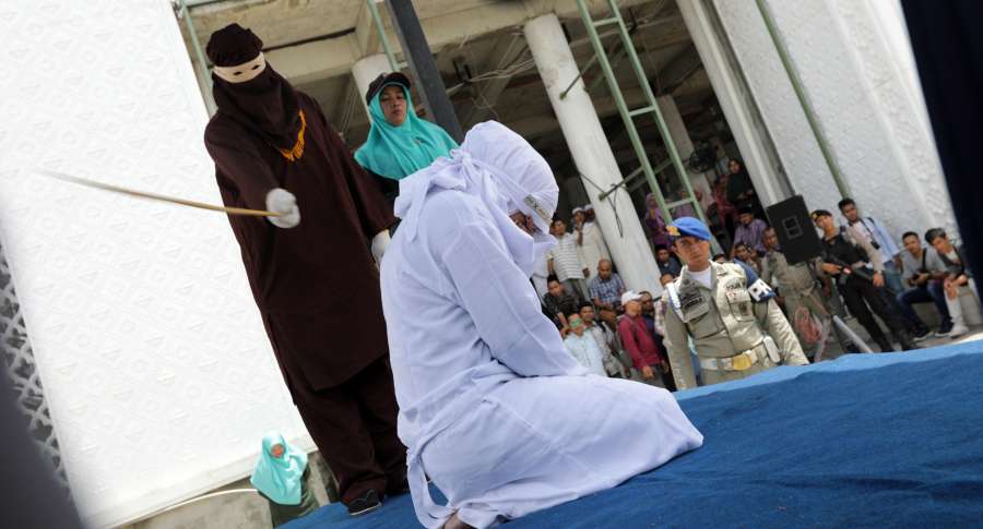 En Indonesia, azotaron públicamente a 11 personas por tener relaciones sexuales antes de casarse