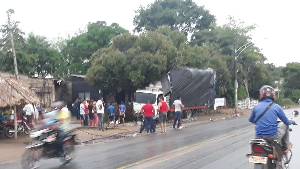 Camión chocó contra un poste en la vía Sahagún – Chinú