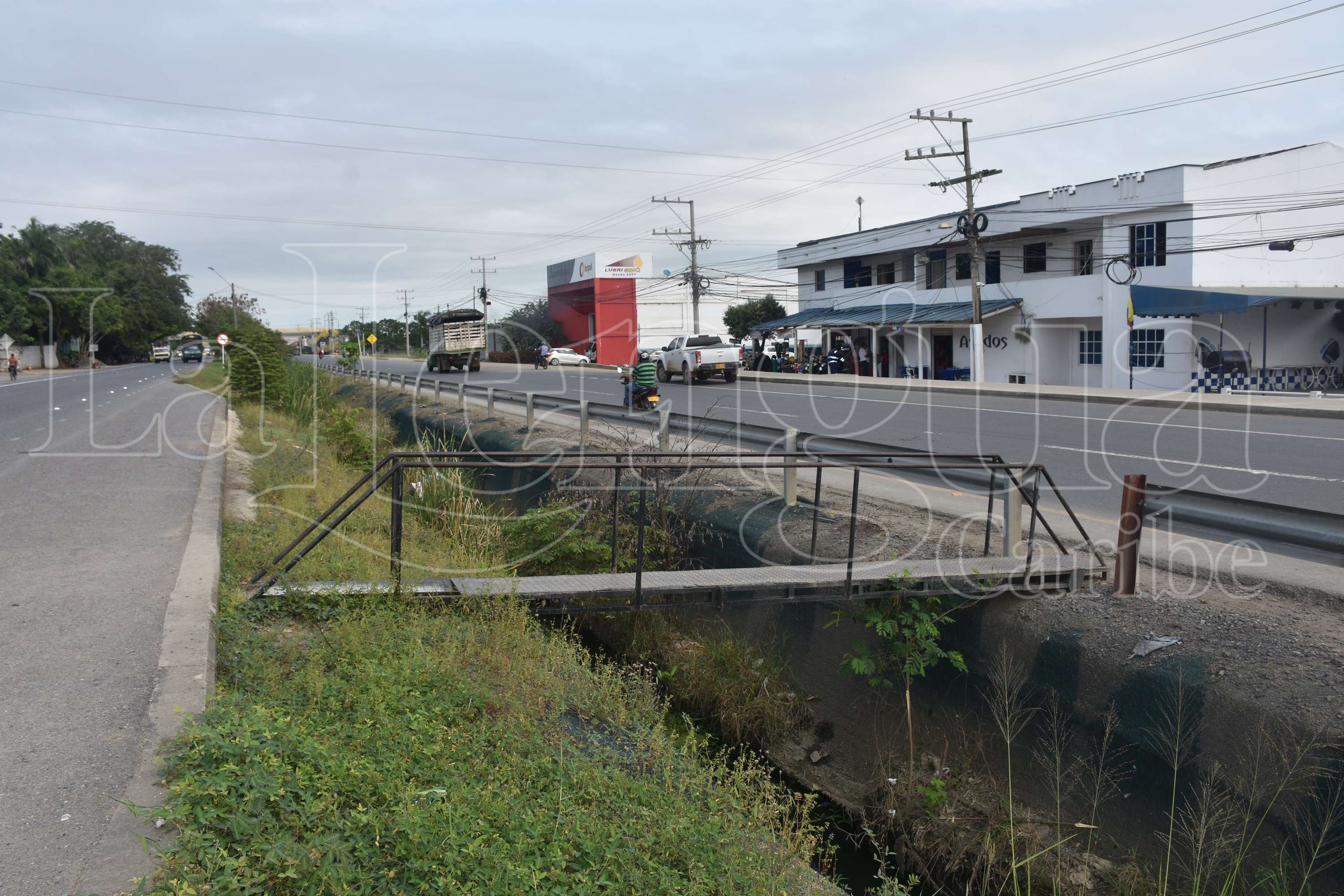 Comunidad exige que no tumben paso peatonal que beneficia a más de nueve barrios del suroriente de Montería