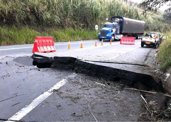 Una de las calzadas de la vía Panamericana resultó afectada tras atentado con explosivos