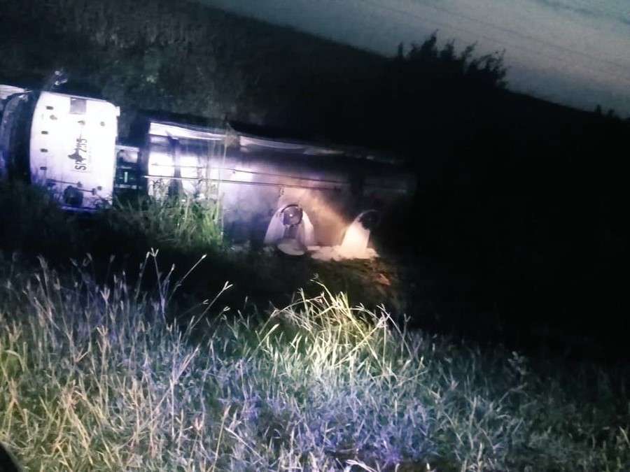 Tractocamión que transportaba leche se accidentó y terminó en un canal entre la vía Ciénaga de Oro – Cereté