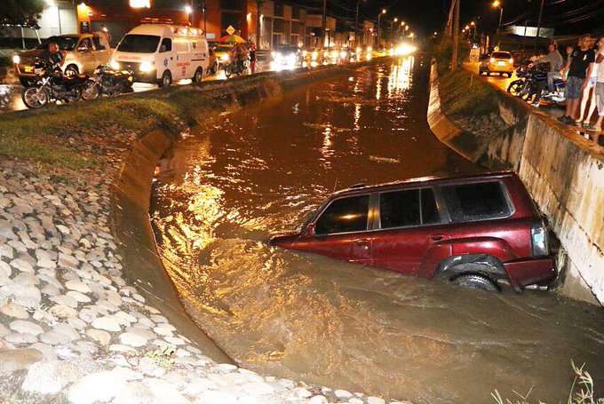 En video: conductor habría perdido el control del volante y el vehículo cayó en un canal de la calle 41