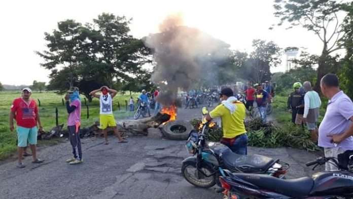 Comunidad bloquea vía Lorica – Purísima por el deplorable estado en que se encuentra