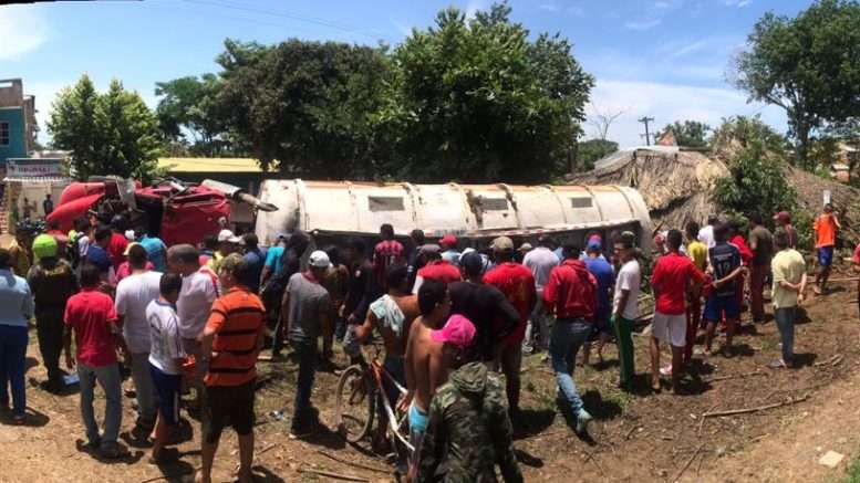 Camión cisterna cargado de gasolina se volcó en Ciénaga de Oro