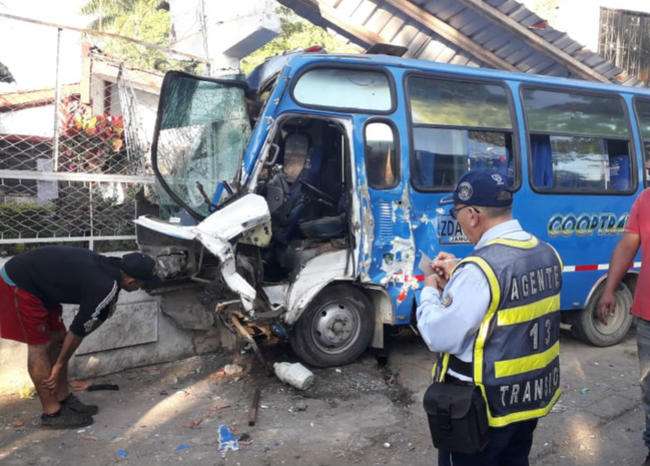 Un herido dejó choque de un bus contra una vivienda