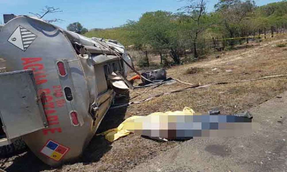 Volcamiento de camión cisterna cobró la vida de un hombre