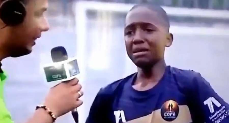 “Abuela, vamos a salir adelante”: conmovedor mensaje de niño futbolista que rompió en llanto en plena entrevista