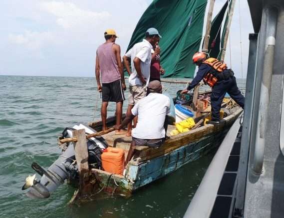 Armada rescató a cuatro hombres que quedaron a la deriva en las costas de Córdoba