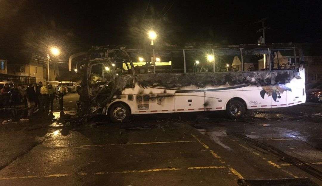 Sin control, delincuentes quemaron un bus de servicio público