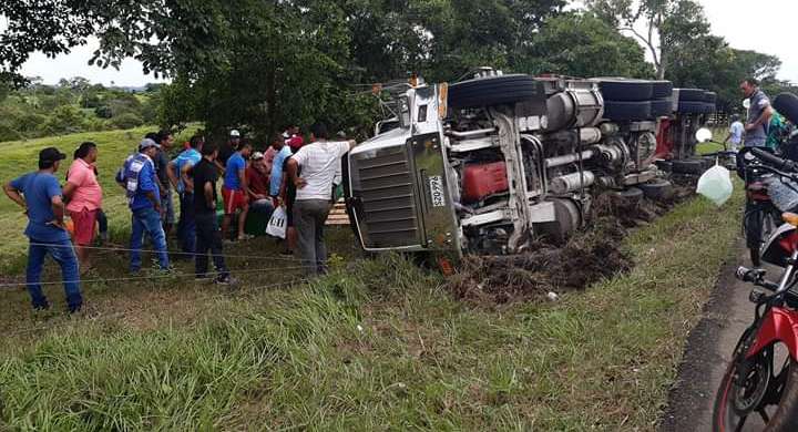 Tractomula se volcó en la vía Sahagún – Planeta Rica