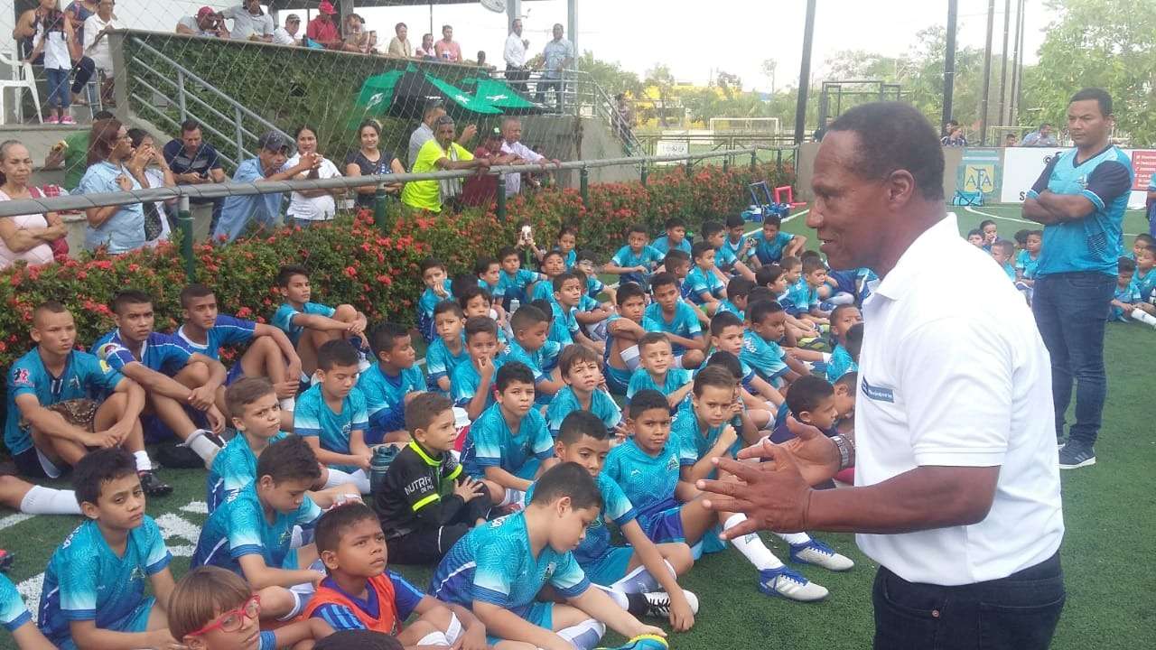 Qué lujo, Willington Ortiz visitó y aconsejó a jóvenes futbolistas monterianos