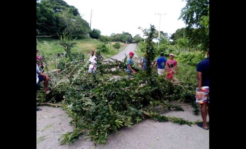 Por falta de agua potable bloquean la vía San Bernardo del Viento – Moñitos