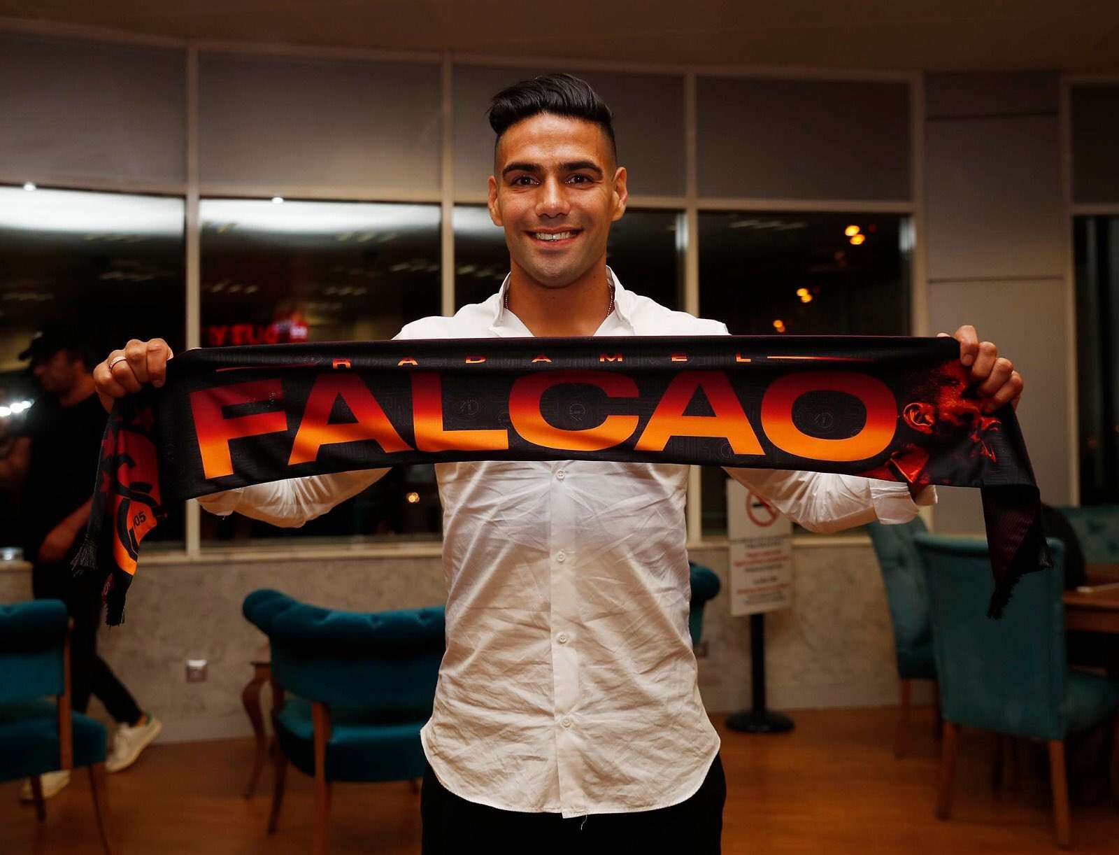 Locura total tras la llegada de Falcao a firmar como nuevo jugador del Galatasaray