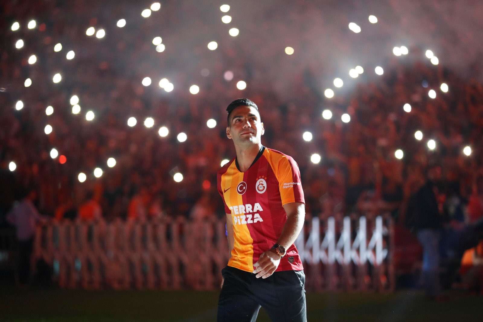Locura total, Galatasaray presentó al ‘Tigre’ Falcao ante más de 20 mil hinchas