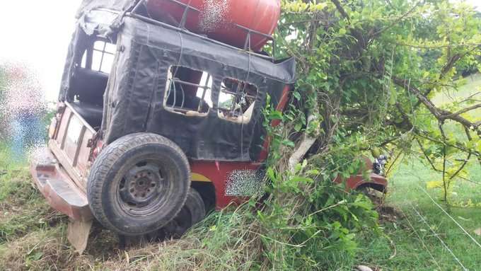 Conductor de un ‘willys’ resultó herido tras salirse la vía San Bernardo del Viento – Moñitos