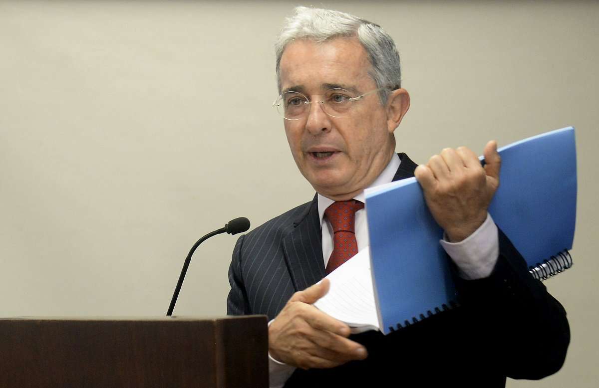 Uribe asegura que su familia ya no quiere que siga en el Congreso
