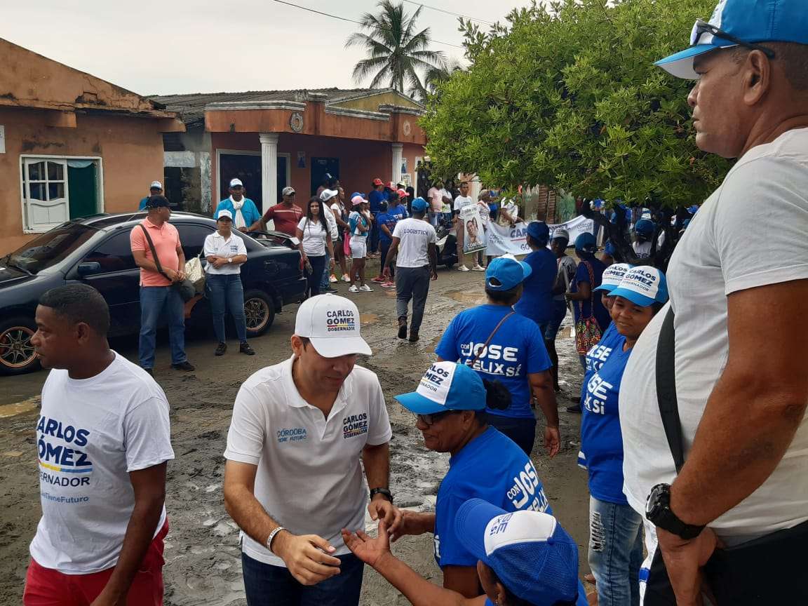 Con un puerta a puerta, Carlos Gómez se tomó al municipio de Moñitos