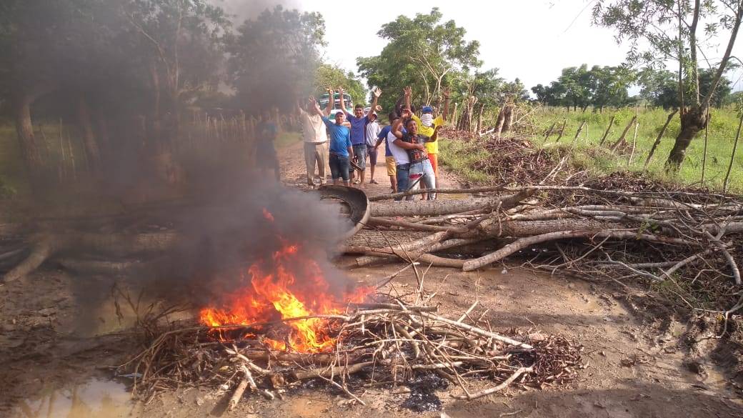 Protestan en el corregimiento La Madera, San Pelayo, por mal estado de la vía