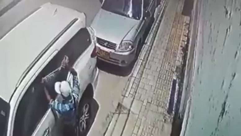 Video: en cuestión de segundos delincuentes rompen vidrios de carros en Montería