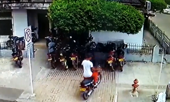 Como si nada, sujeto se robó una motocicleta en el centro de Montería