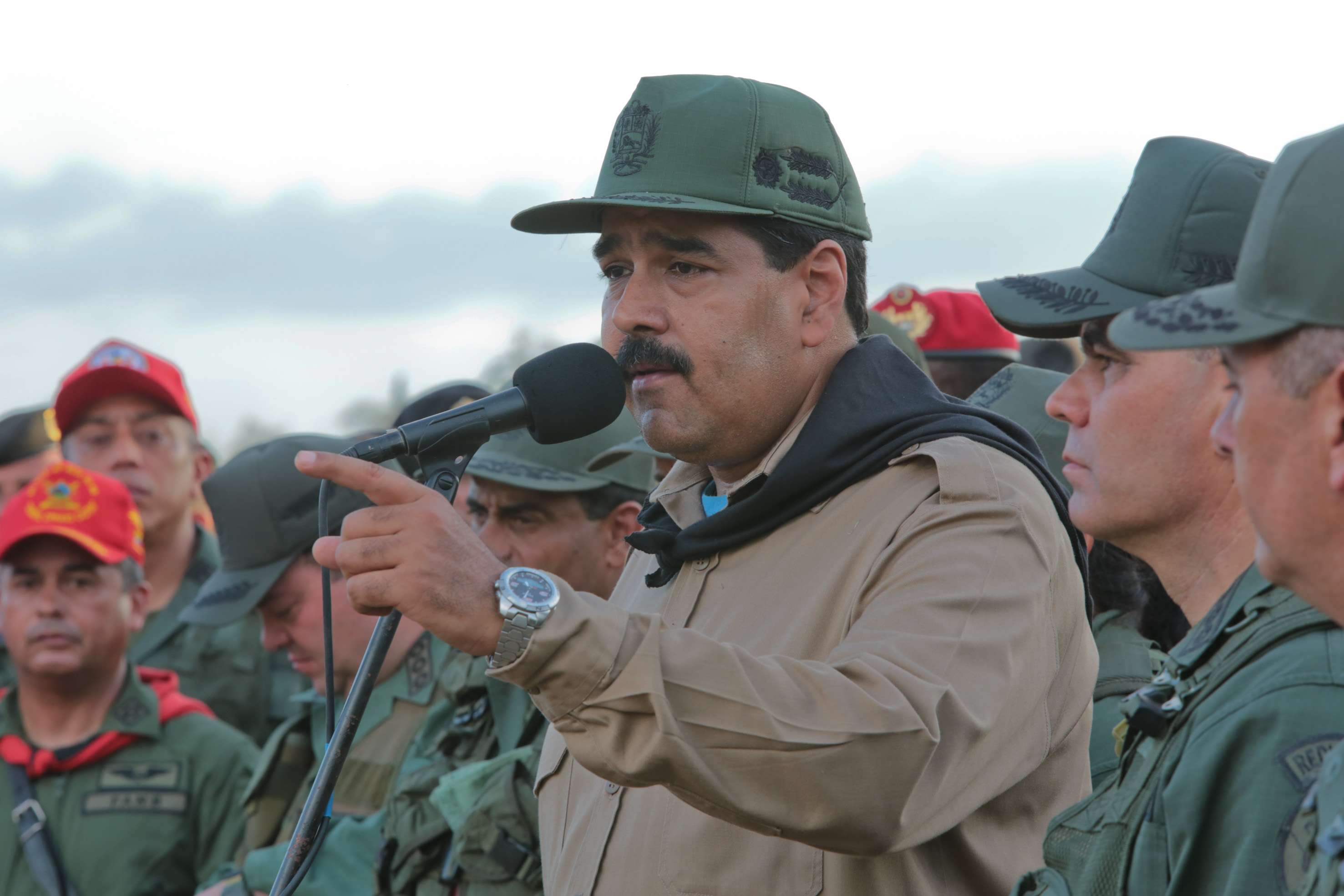 Gobierno de Maduro asegura que han capturado a 62 paramilitares colombianos