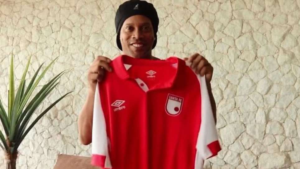 Qué lujo, Ronaldinho jugará con la camiseta de Santa Fe