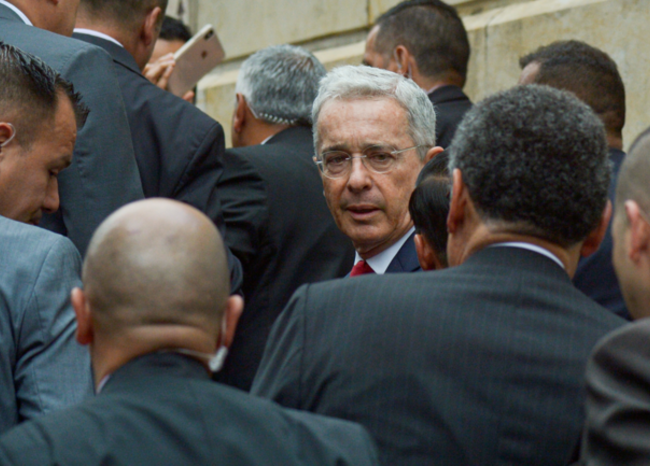 Tras indagatoria, Uribe quedó formalmente vinculado al proceso por supuesta manipulación de testigos﻿